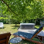 Casa vacanze Lovely With Jacuzzi