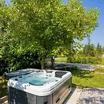 Lovely With Jacuzzi Casa vacanze