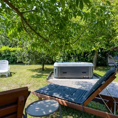 Hébergement de vacances Lovely With Jacuzzi