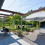 Feriehus Lovely With Jacuzzi Veligolji