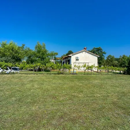 Holiday home Lovely With Jacuzzi *
