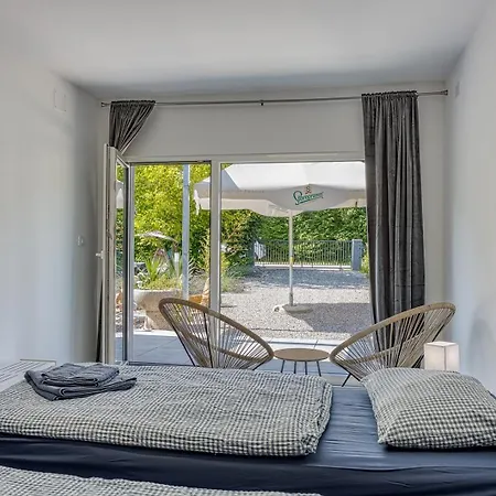 別荘 Lovely With Jacuzzi VeliGolji