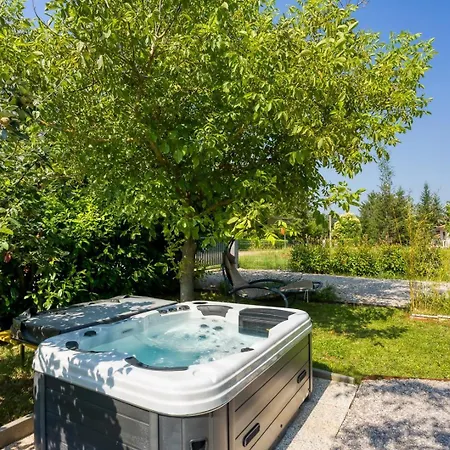 Lovely With Jacuzzi Holiday home