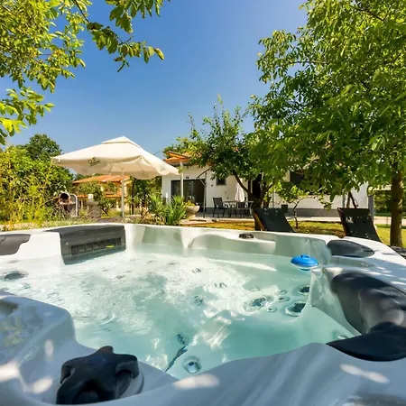 Lovely With Jacuzzi *
