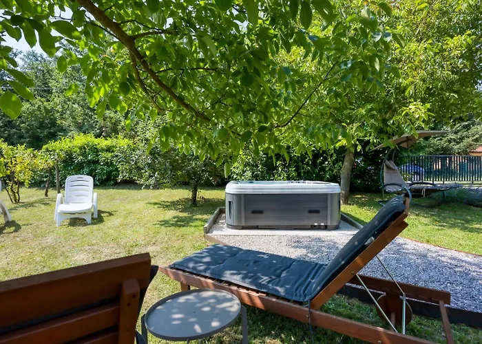 펜션 Lovely With Jacuzzi